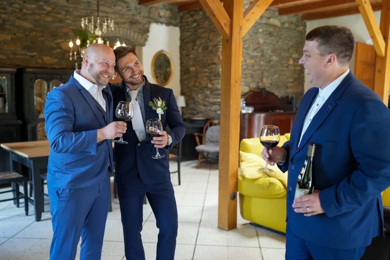 Přípitek svatebních hostů na statku Kosovy